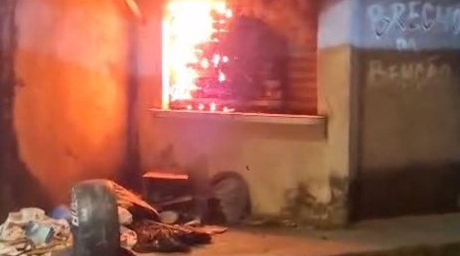 Incendio-atinge-mercadinho-no-Campos-Sales-e-e-controlado-por-moradores-em-Manaus-Video